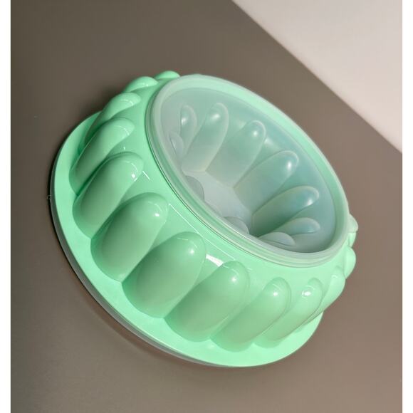Jell-O Bundle - VTG Pistachio Green Tupperware Mold & Classic Recipes Cookbook - Picture 5 of 8